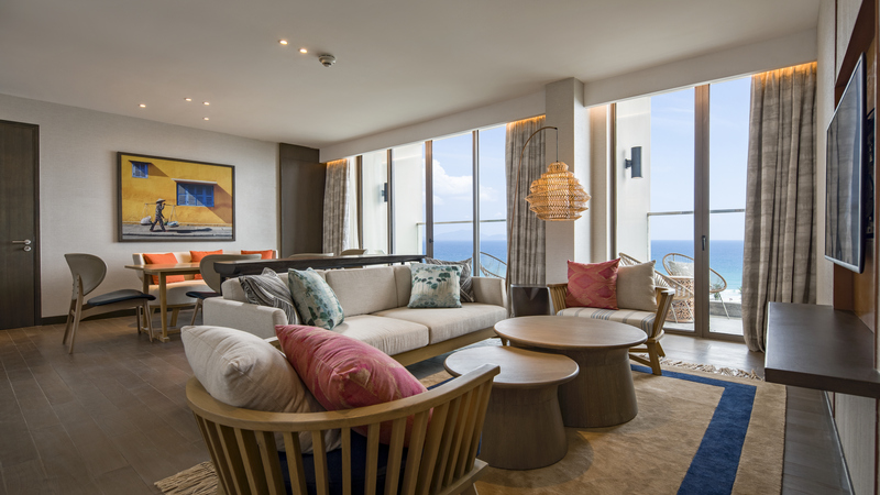 s-executive-suite-living-room-cr-800x450