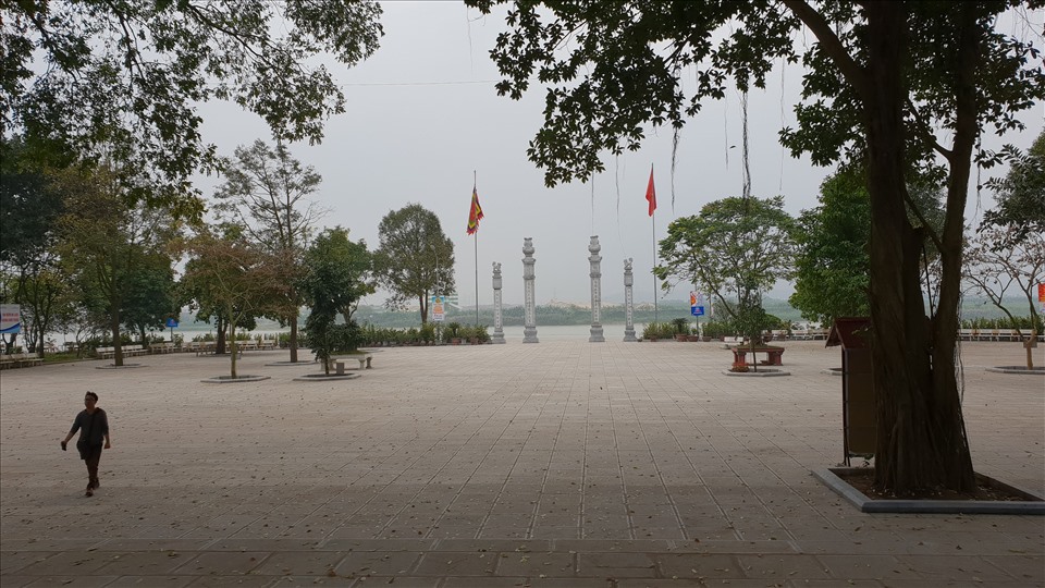 Sân đền rộng rãi. Ảnh: Báo Lao động.