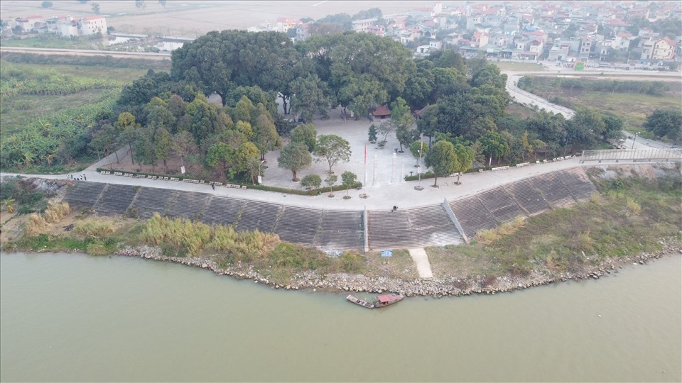 Đền thờ bên dòng sông Đuống. Ảnh: Báo Lao động.